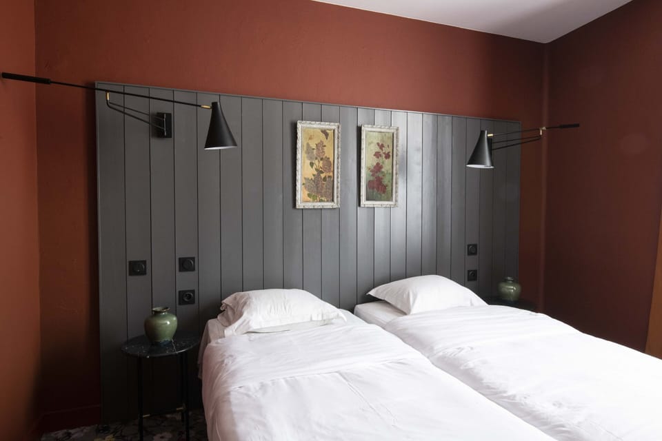 Comfort Twin Room | Premium bedding, desk, soundproofing, WiFi (free)