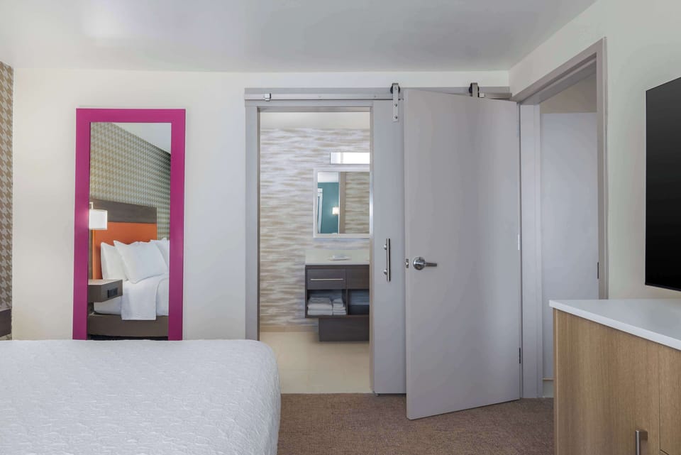 Suite, 1 King Bed, Corner