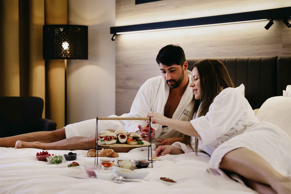 Deluxe Double Room | In-room dining