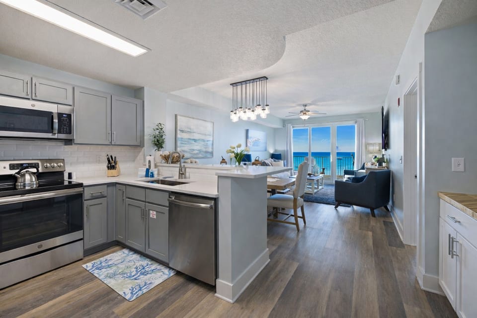 Kitchen,diningroom and livingroom view!