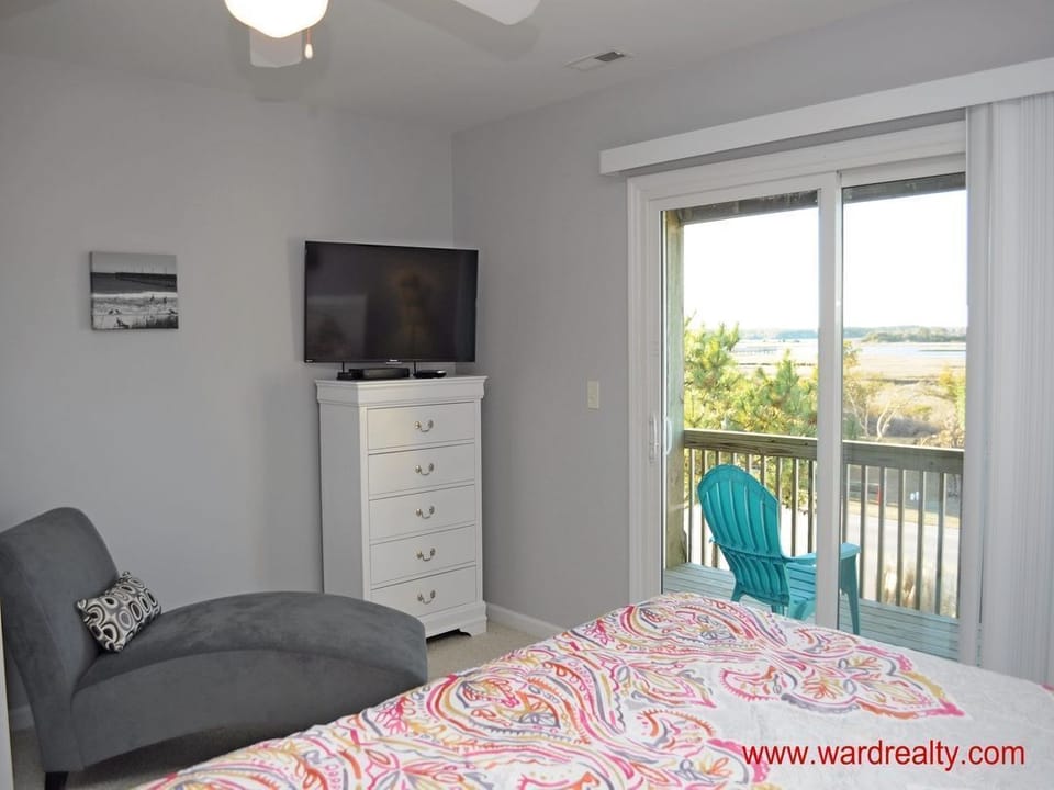 1st Floor Master King Bedroom II