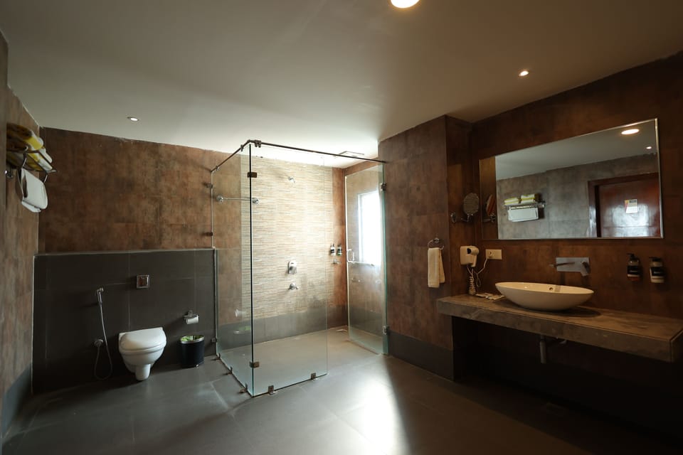 Superior Room | Bathroom shower