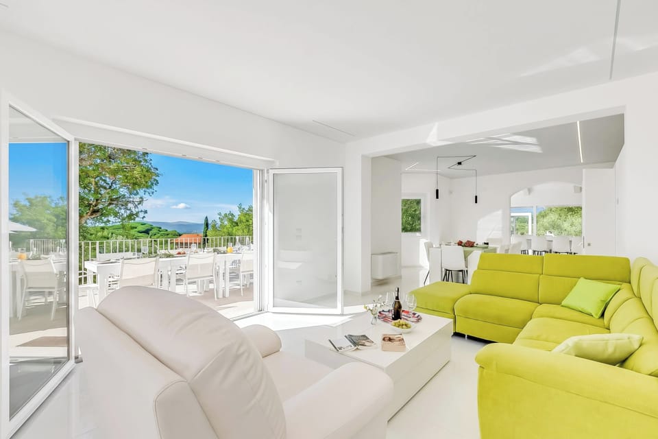 Family Villa, 6 Bedrooms, Refrigerator & Microwave (Villa Chimera White 16 with Pool &) | Living area | Smart TV