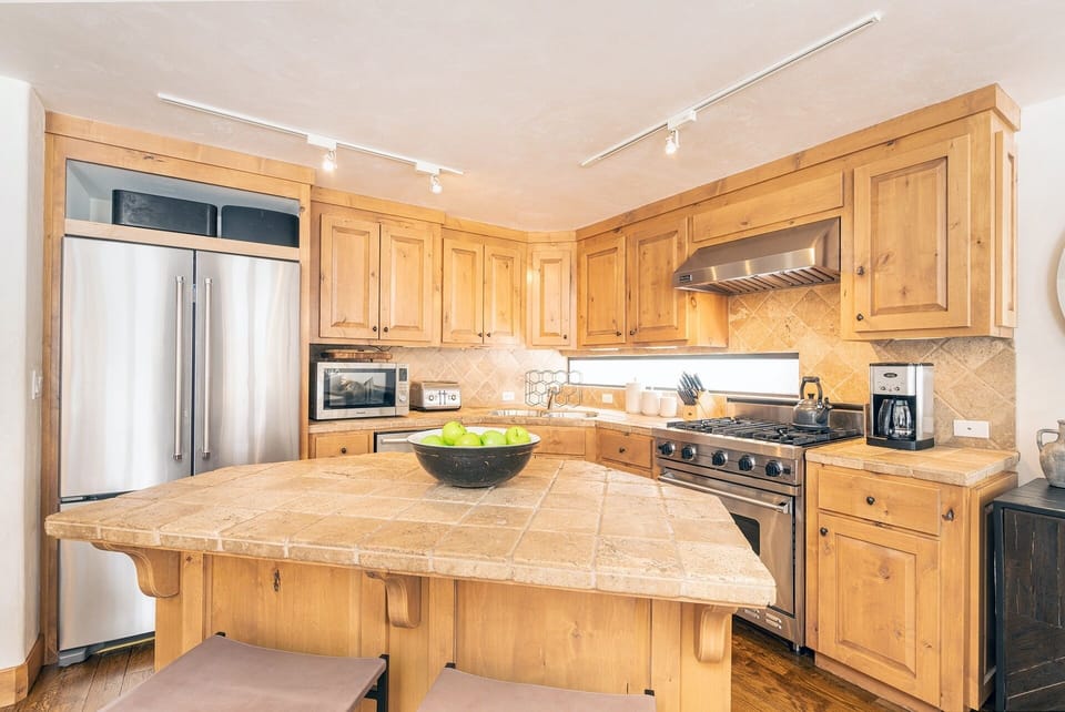 Condo, 3 Bedrooms | Private kitchen | Fridge, oven, coffee/tea maker, toaster