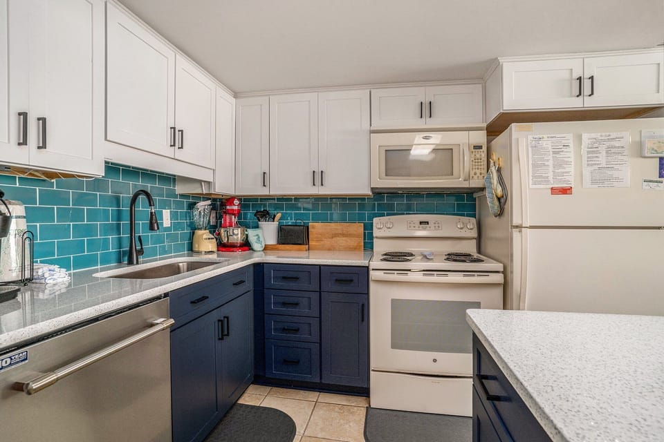 Condo, 3 Bedrooms | Private kitchen | Coffee/tea maker, fridge, oven, toaster