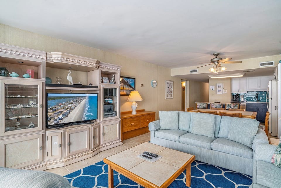 Condo, 3 Bedrooms | Living area