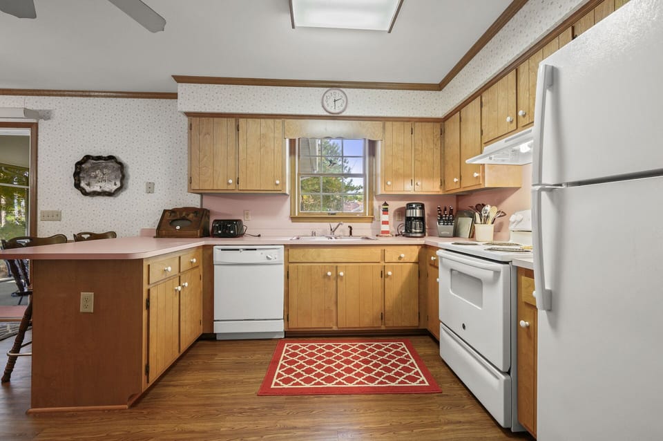 The Chef in your family will love how well-stocked & spacious the Kitchen is.