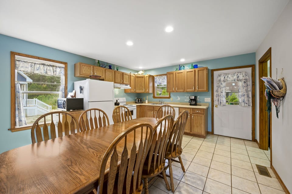 Huge Eat-in Kitchen has plenty of room for all.