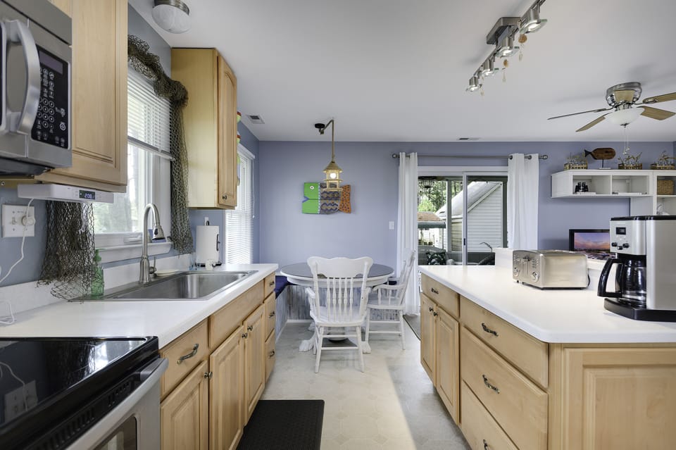 The well-equipped Kitchen makes mealtime a bay breeze.
