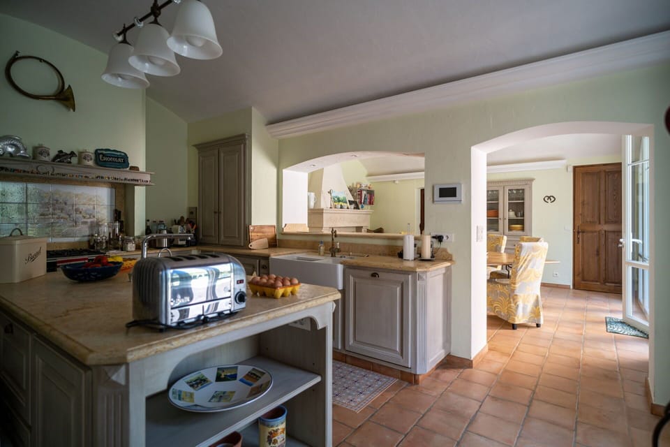 Property, Countertop, Cabinetry, Kitchen, Kitchen Appliance, Wood, Interior Design, Living Room, Flooring, Floor