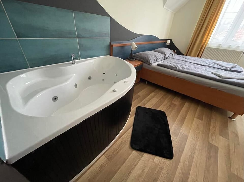 Romantic Apartment | Private spa tub