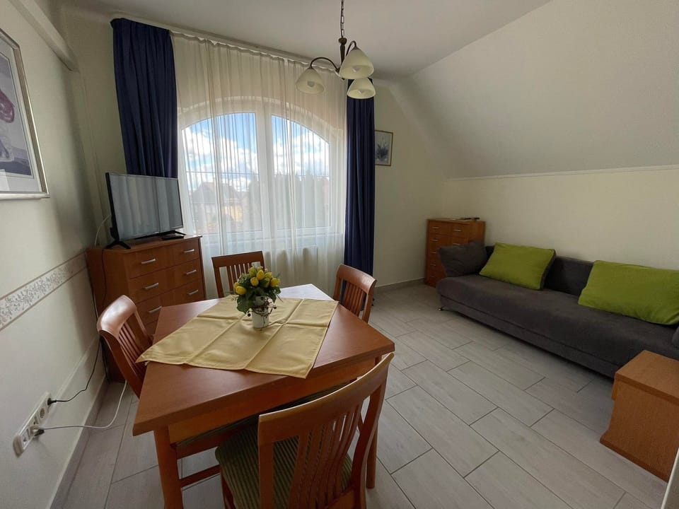 Classic Apartment | Desk, WiFi (free), bed sheets