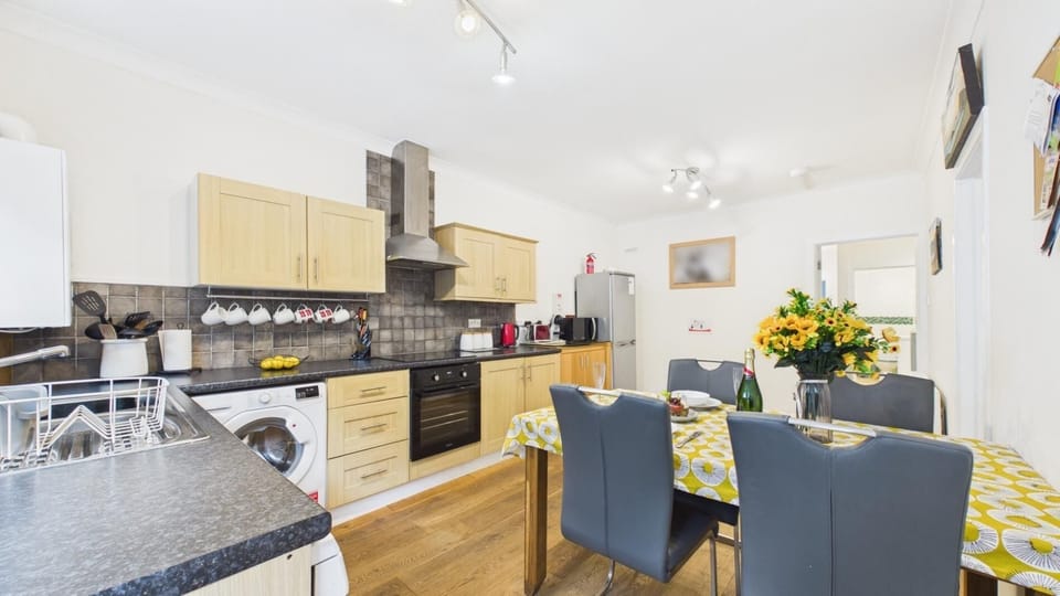 Apartment (2 Bedrooms) | Private kitchen | Microwave, oven, stovetop, dishwasher