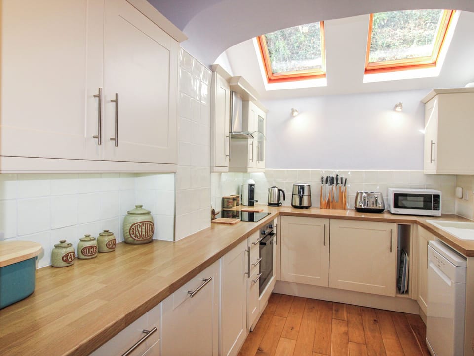 Cottage | Private kitchen | Dishwasher, cookware/dishes/utensils