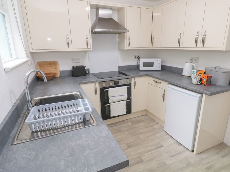 Cottage | Private kitchen | Fridge, dishwasher, electric kettle, toaster