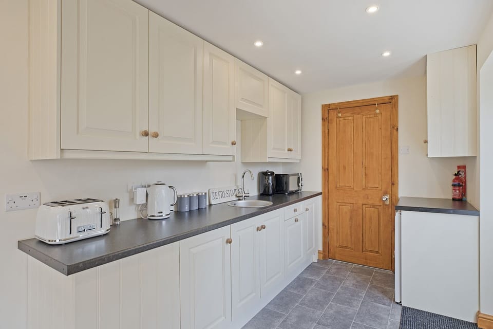 Cottage | Private kitchen | Fridge, electric kettle, toaster, cookware/dishes/utensils