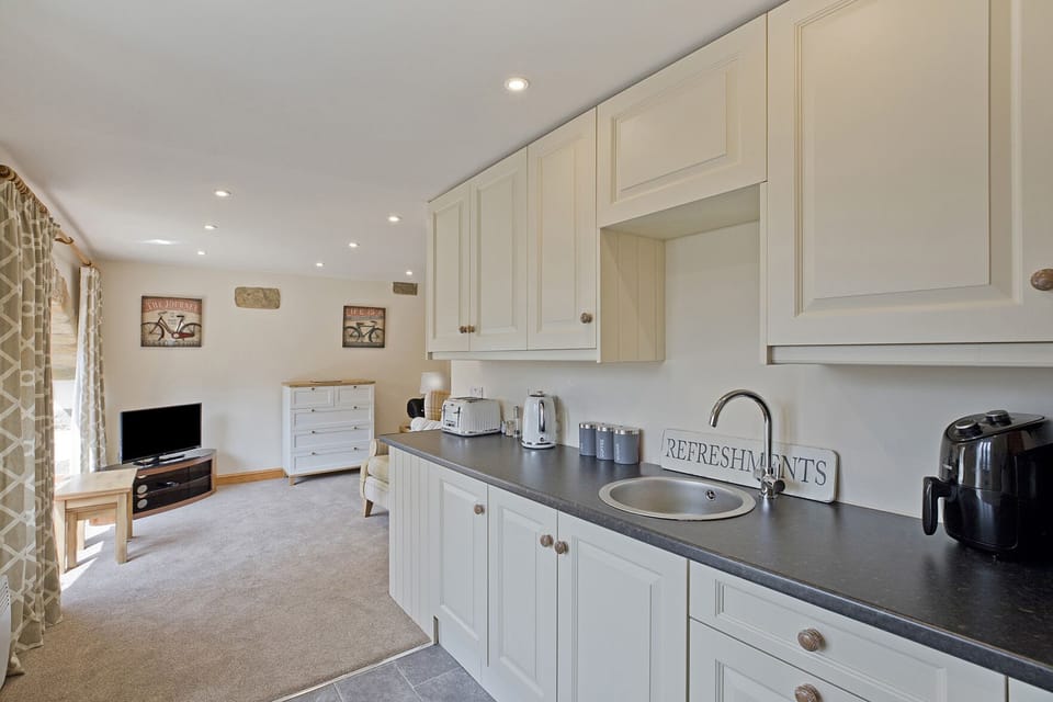 Cottage | Private kitchen | Fridge, electric kettle, toaster, cookware/dishes/utensils