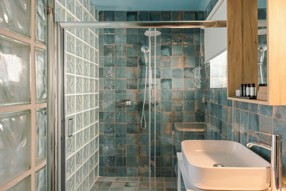 Superior Room | Bathroom | Shower, free toiletries, slippers, towels