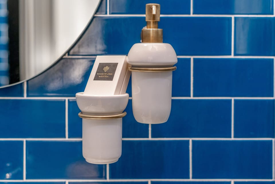 Deluxe Room | Bathroom | Shower, free toiletries, hair dryer, slippers
