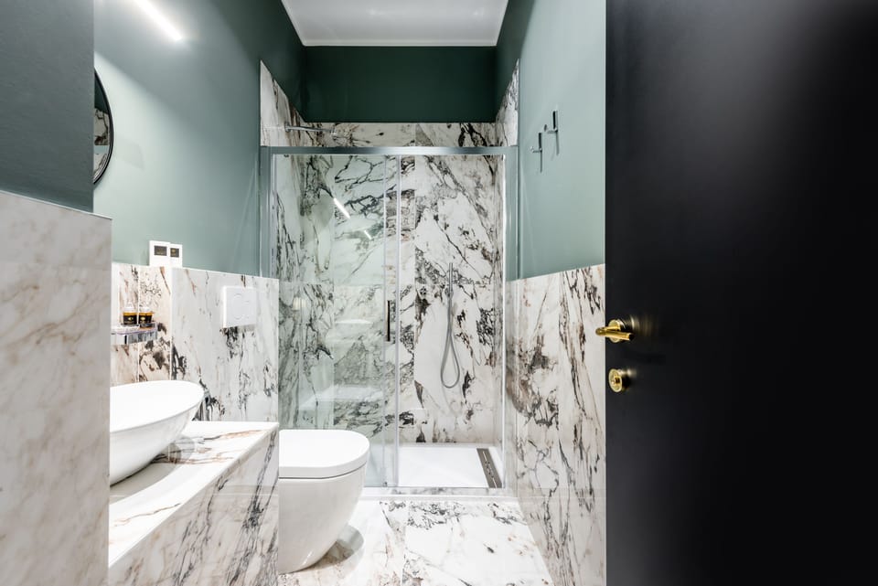 Deluxe Room | Bathroom | Shower, free toiletries, hair dryer, slippers