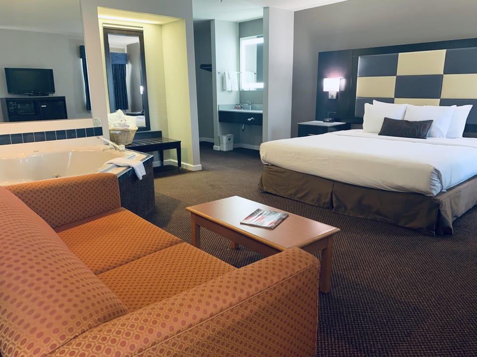 Suite, 1 King Bed, Non Smoking, Jetted Tub | Desk, laptop workspace, iron/ironing board, cribs (free)