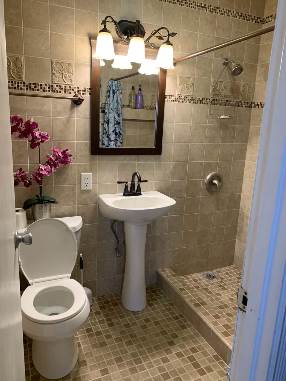 Second bathroom in between the two other rooms