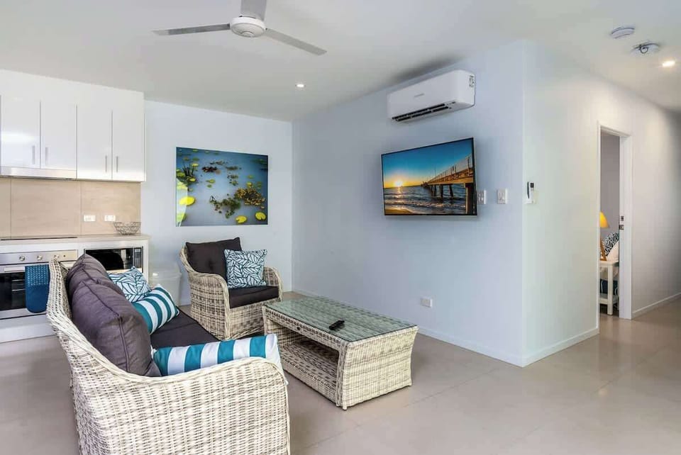 The coastal-inspired living area provides ample seating to watch TV and is equipped with air-conditioning and a ceiling fan