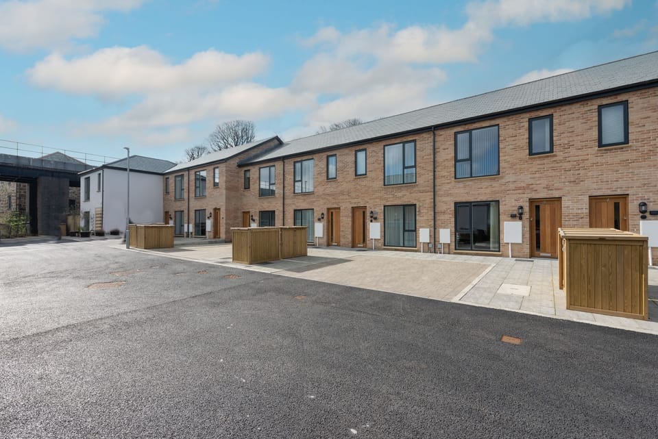 Front of the property with parking access - Towans Retreat