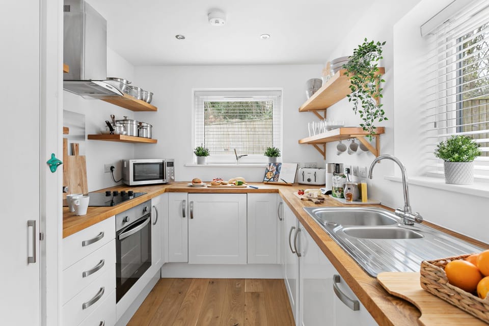 Kitchen with microwave, electric oven and grill - Plover 1, The Cove