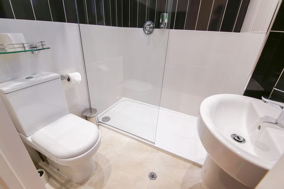 Double Room | Bathroom | Shower, towels
