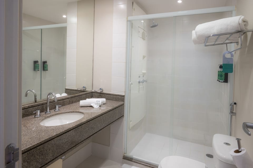 Shower, rainfall showerhead, free toiletries, hair dryer