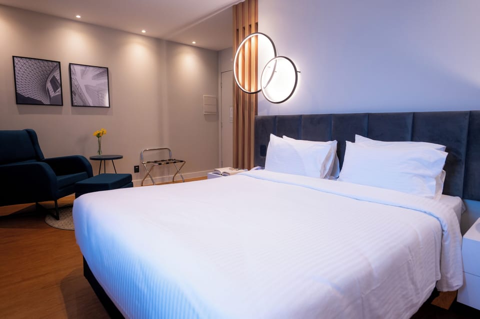 Luxury Room | Minibar, in-room safe, desk, blackout drapes