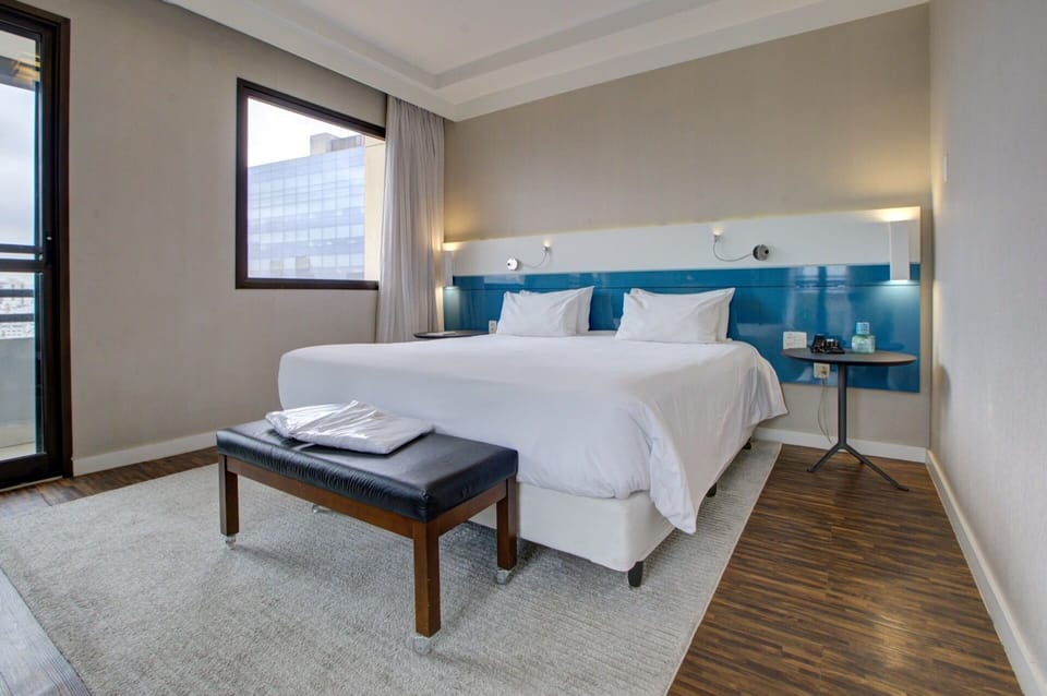 Business Room | Minibar, in-room safe, blackout drapes, soundproofing