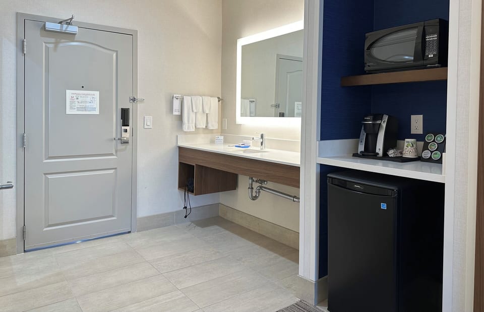 Standard Room | In-room safe, desk, blackout drapes, iron/ironing board