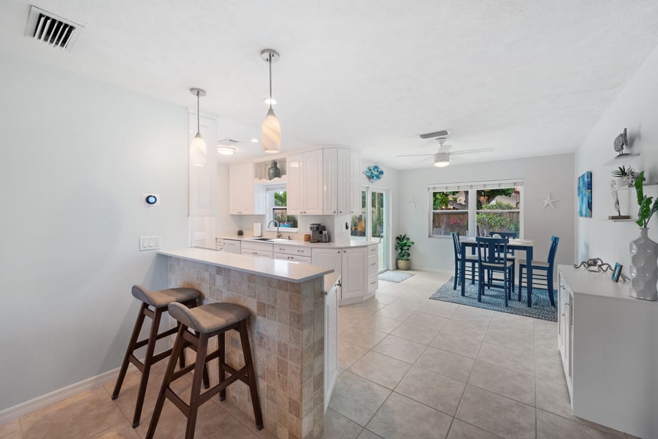 Bar, kitchen and kitchen seating