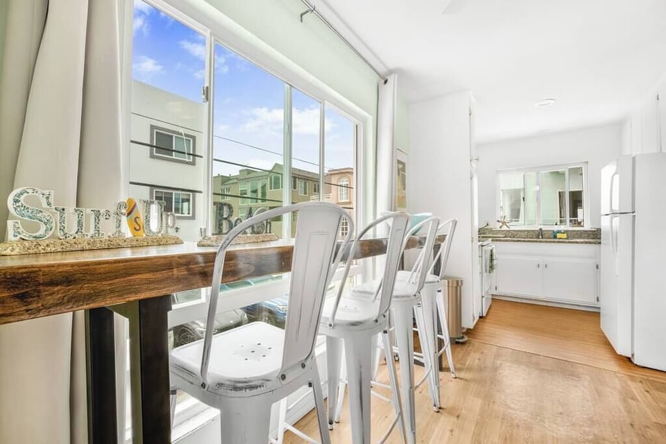 Kitchen/dining area in studio