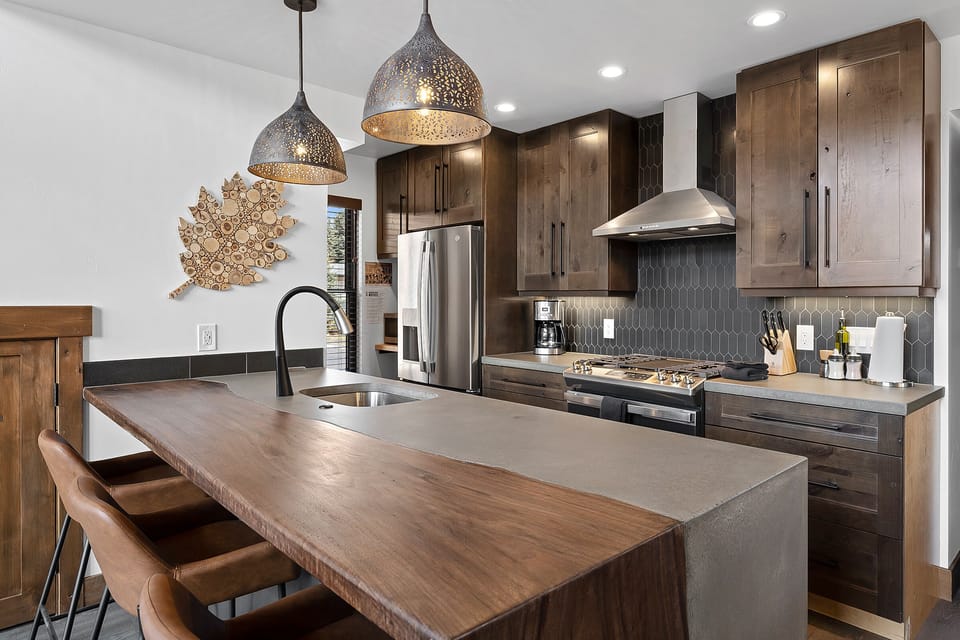 Fully Equipped Kitchen: This cabin features a fully equipped kitchen, perfect for preparing meals during your stay.