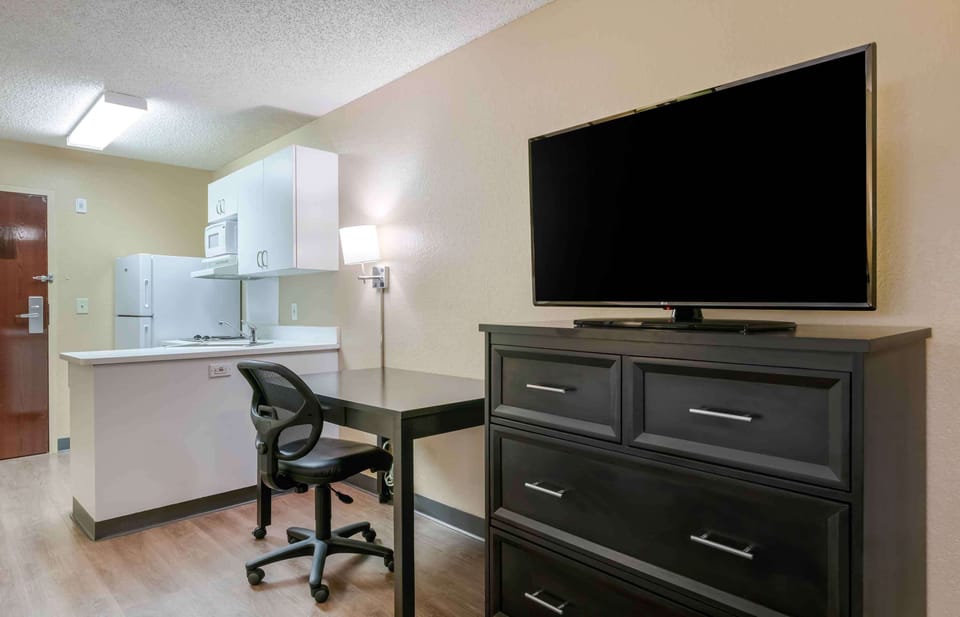 Studio, 1 Queen Bed, Non Smoking | Desk, laptop workspace, blackout drapes, iron/ironing board