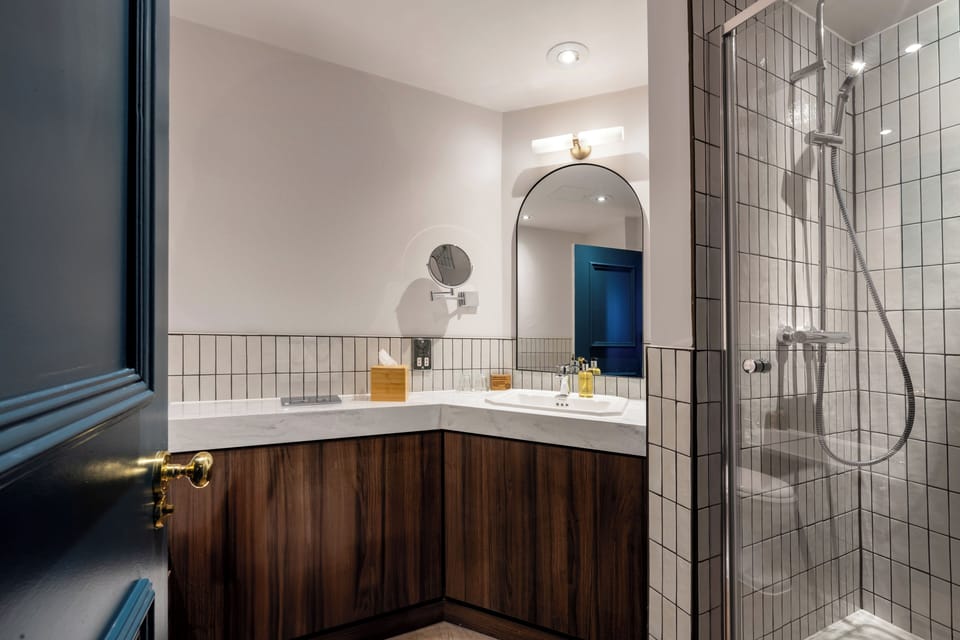 Deluxe Superior King Size | Bathroom | Eco-friendly toiletries, hair dryer, towels, shampoo