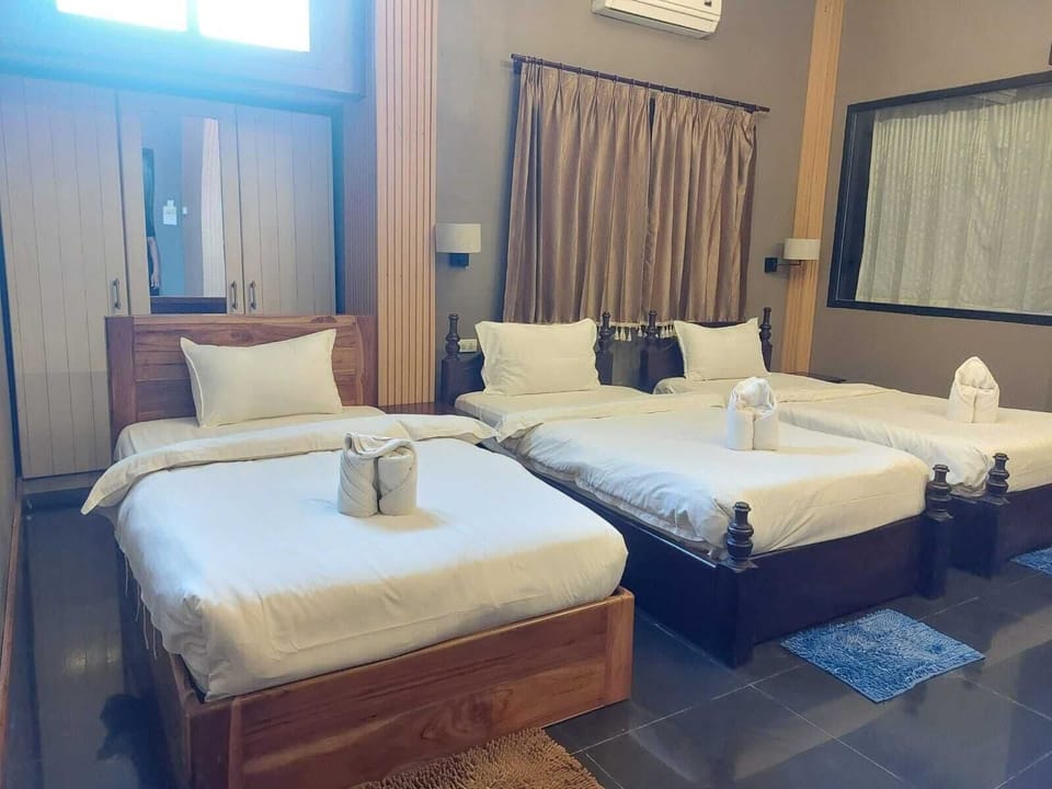 Triple Room | Desk, laptop workspace, free WiFi