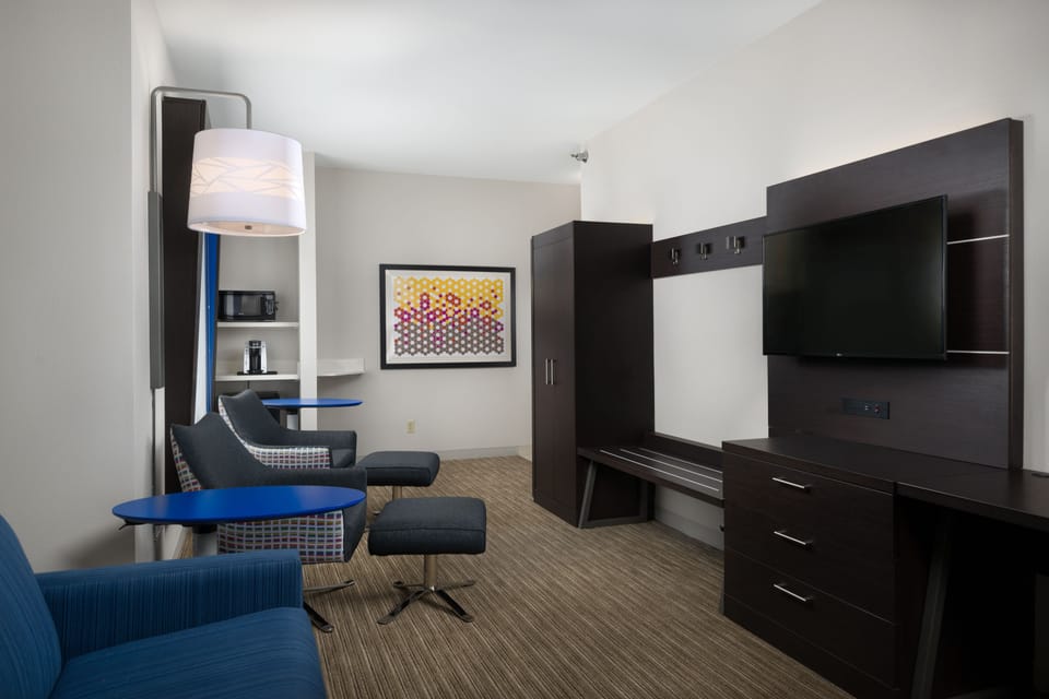 Suite, 1 King Bed with Sofa bed | Room amenity