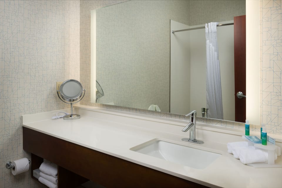 Combined shower/tub, hair dryer, towels