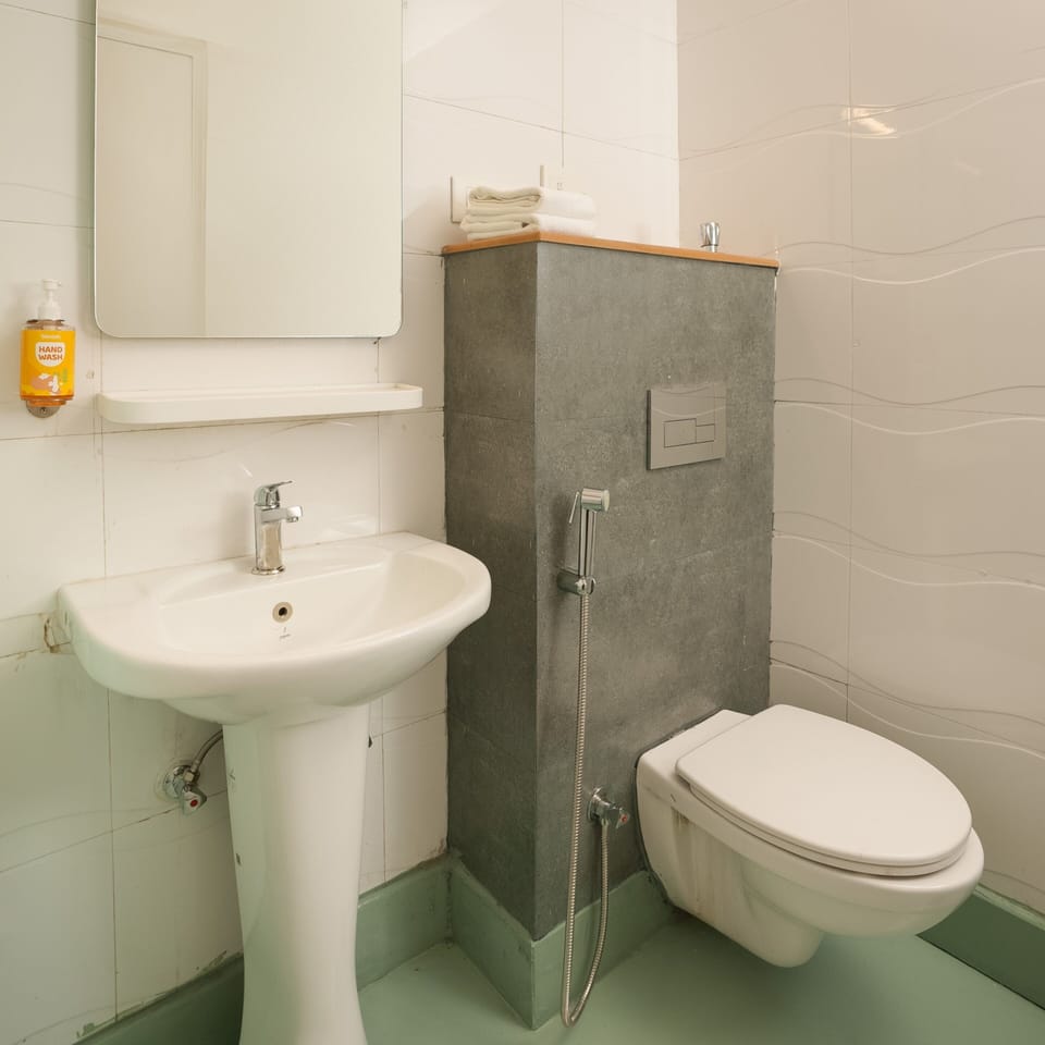 Shower, rainfall showerhead, free toiletries, soap