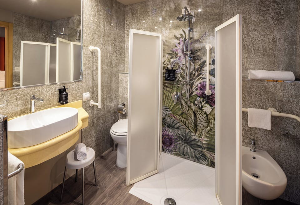 Standard Room, 2 Twin Beds | Bathroom | Hair dryer, bidet, towels