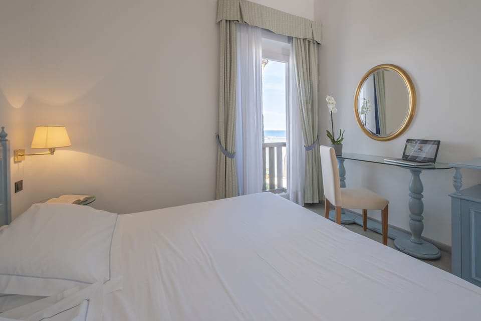 Quadruple Room | Minibar, desk, laptop workspace, bed sheets
