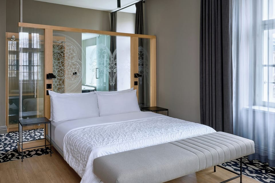 Room, 1 King Bed, Corner | Premium bedding, down comforters, pillowtop beds, in-room safe