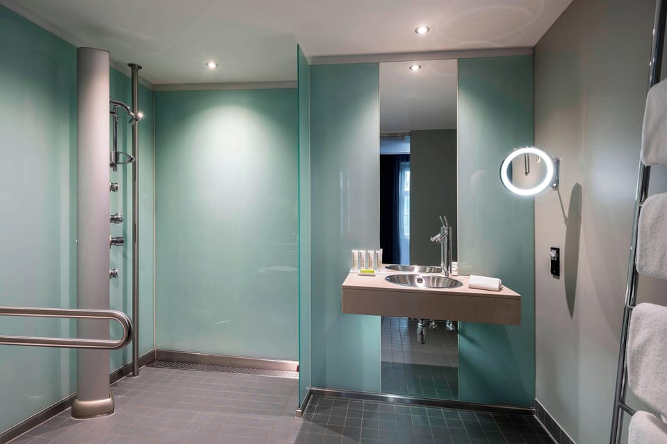 Executive Room, 1 King Bed | Bathroom | Shower, rainfall showerhead, designer toiletries, hair dryer