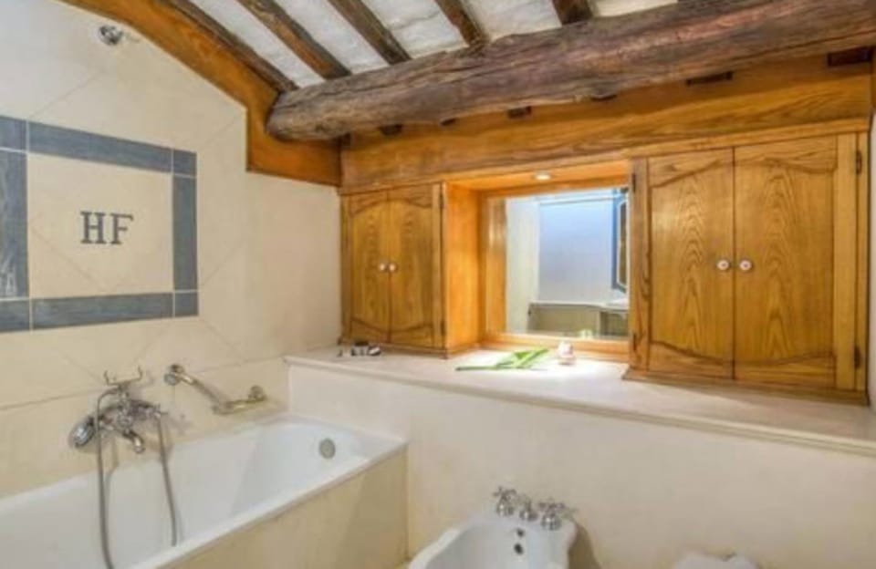 Triple Room | Bathroom | Free toiletries, hair dryer, bidet, towels