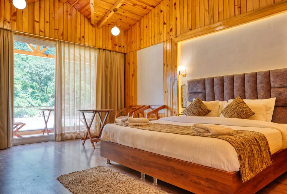 Luxury Room | Egyptian cotton sheets, premium bedding, memory foam beds, desk