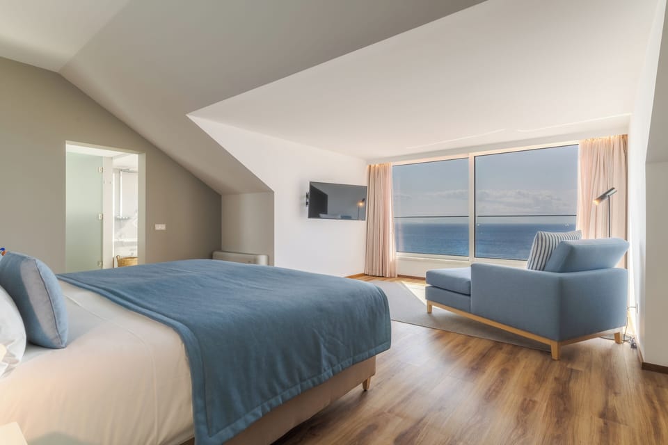 Master Suite (2 bedrooms)  | Hypo-allergenic bedding, pillowtop beds, minibar, in-room safe
